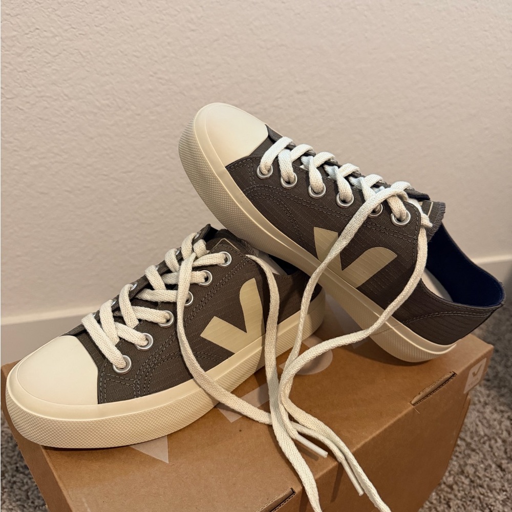 Veja Women's Olive Green and Cream Sneakers